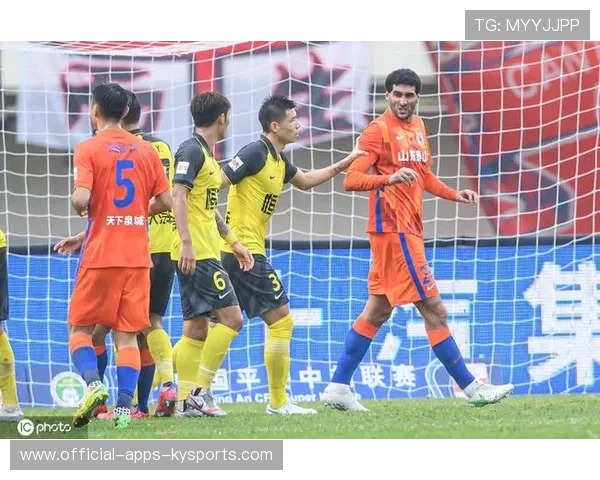 朱辰杰禁区内泰山压顶头球解围,稳固申花防守体系